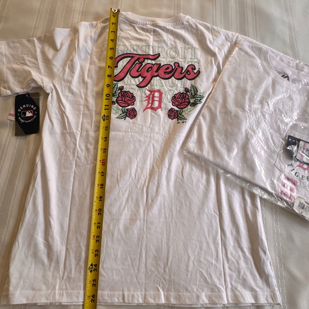 Majestic Detroit Tigers White Pocket T-Shirt Rose Graphic MLB Small NWT - Picture 2 of 6